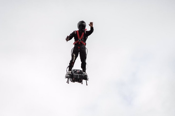 Franky Zapata sta progettando una macchina volante