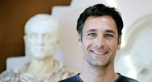 Raoul Bova lancia l’allarme: “Roma trappola per le moto”