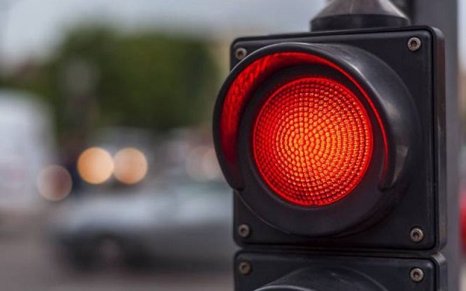 Uomo passa con il rosso, il figlio chiama la polizia