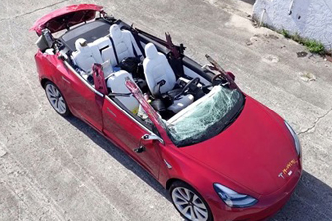 Tesla sotto un camion a 100 km/h, era in Autopilot