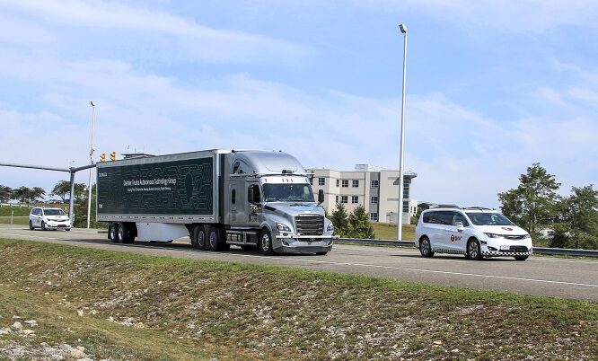 La donna alla guida dei camion Mercedes