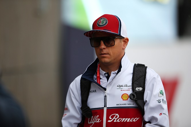 Raikkonen plaude al ritorno della bandiera bianca e nera