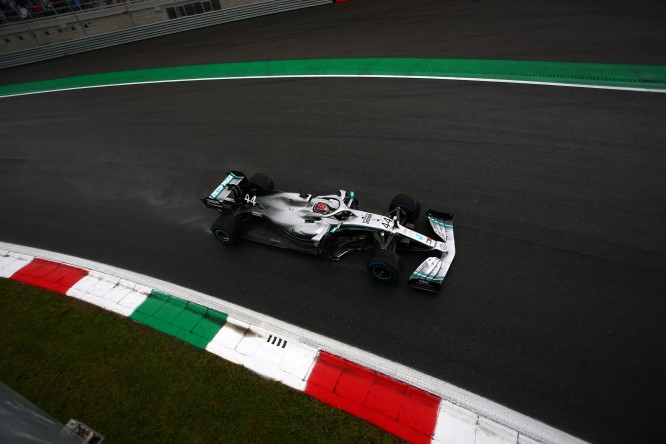 Hamilton: “Sorprendente il piccolo distacco dalla Ferrari”