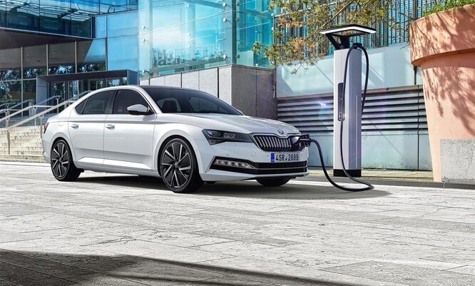 Superb iV, ecco l’ibrido plug-in di Skoda