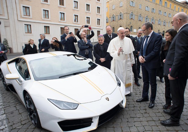 La Lamborghini del Papa all’asta per 900 mila euro