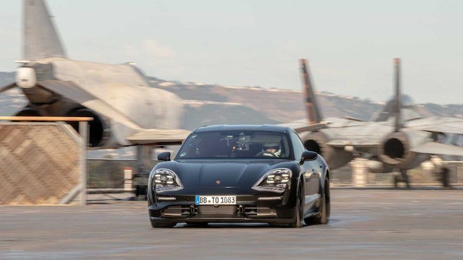 La Porsche Taycan mostra i muscoli sulla USS Hornet