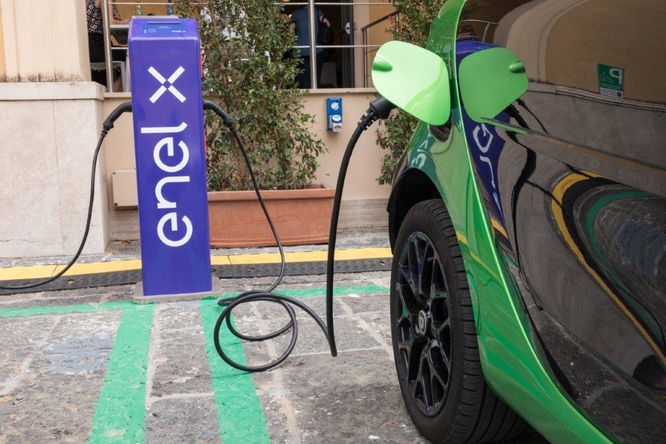 Auto elettrica, Enel X ti dice quanta CO2 risparmi usandola