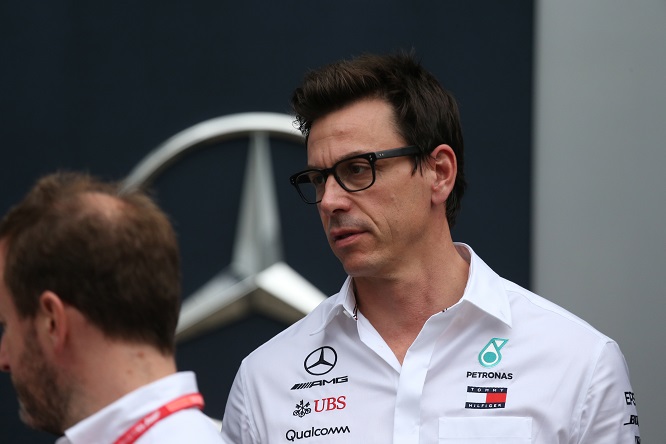 Wolff ridicules Ferrari switch rumours