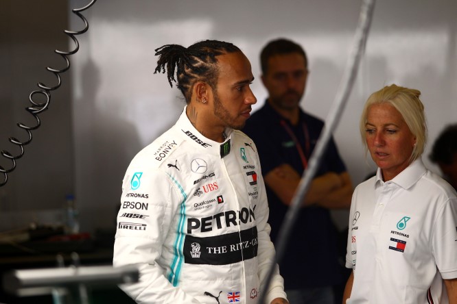 Hamilton sogna una donna che “spazzi via tutti” in F1