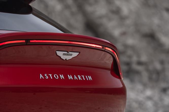 Aston Martin, stop alla produzione in UK