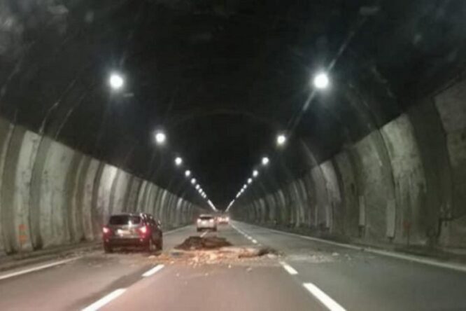 A26, crolla una lastra in galleria