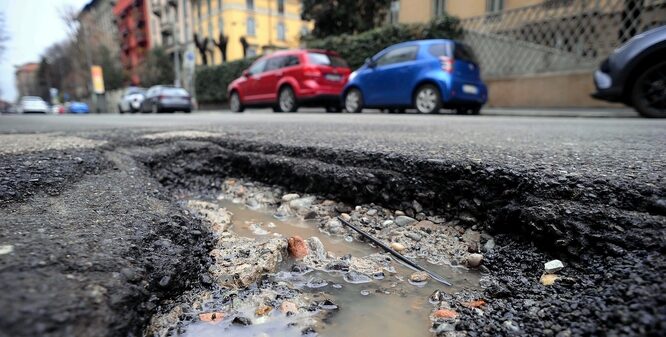 Buche nelle strade, la guerra in Ucraina rovina gli UK