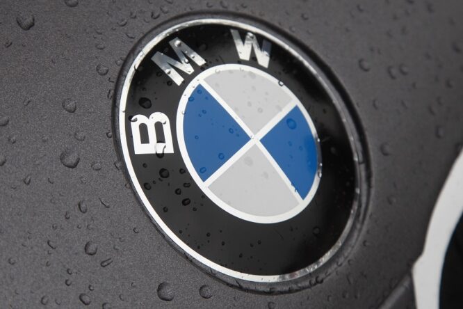 BMW non abbandona i motori termici