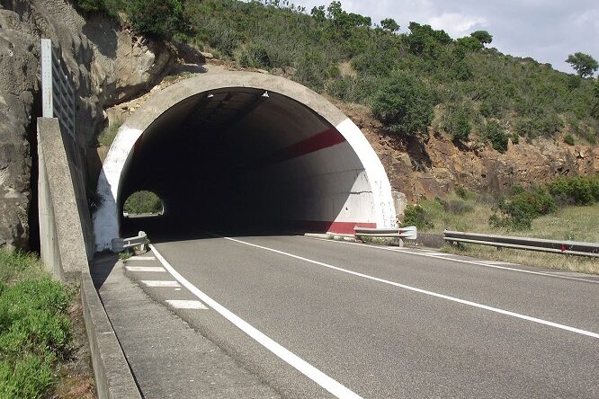 Genova, crollano calcinacci in galleria sulla A26