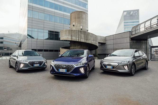 Hyundai Ioniq, la rinnovata ibrida su strada