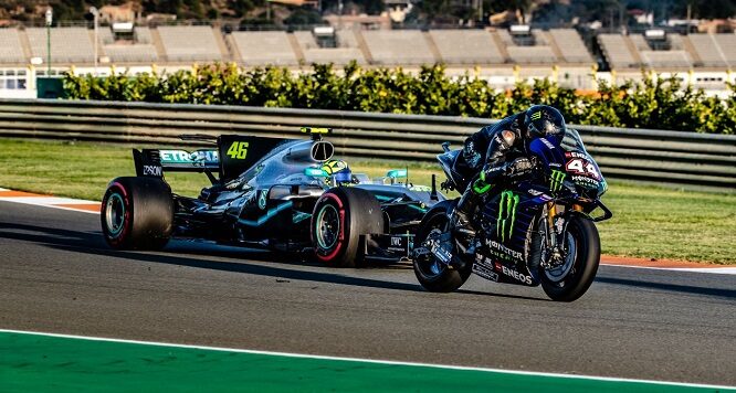 Accadde oggi: lo scambio Rossi-Hamilton a Valencia – FOTO