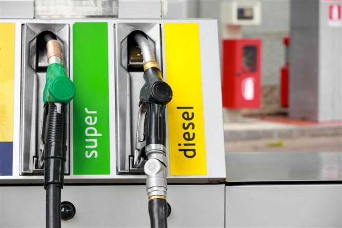 Finanza indaga su prezzo benzina, Salvini: “Speculano sulle accise”