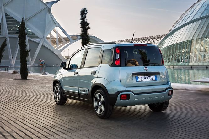 Fiat Panda continua il suo dominio, dietro spunta Dacia Sandero