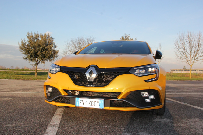 Renault Megane RS Trophy, un fulmine giallo