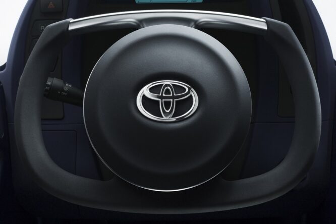 Toyota, dentro le batterie fuori i motori