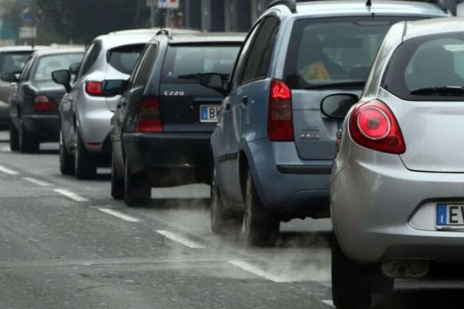 Italia, stop nuove auto termiche entro il 2035