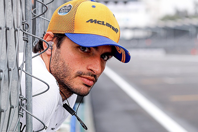 Sainz in ‘pista’ con un bimbo malato