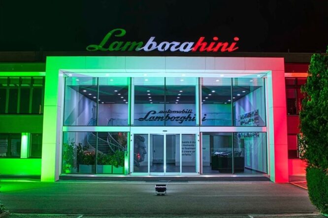 Lamborghini illumina Sant’Agata con il Tricolore