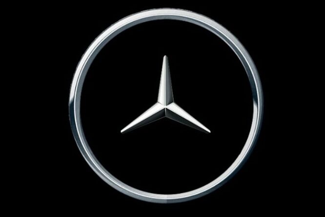 Mercedes, un nuovo logo per esorcizzare il Coronavirus