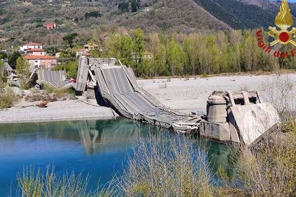 Crolla ponte ad Aulla, due furgoni coinvolti