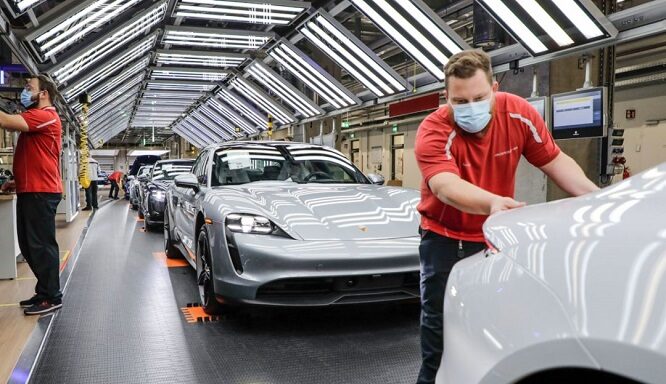 Porsche, stop alla produzione per tutti i modelli