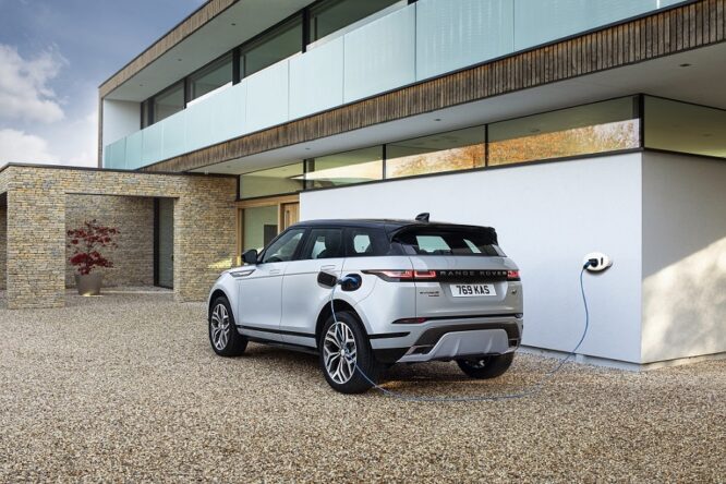 Land Rover, ecco Evoque e Discovery Sport alla spina