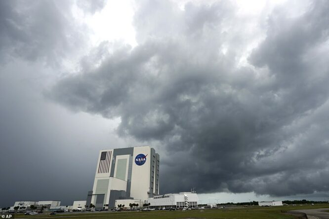 Il meteo costringe a rimandare il lancio della Dragon