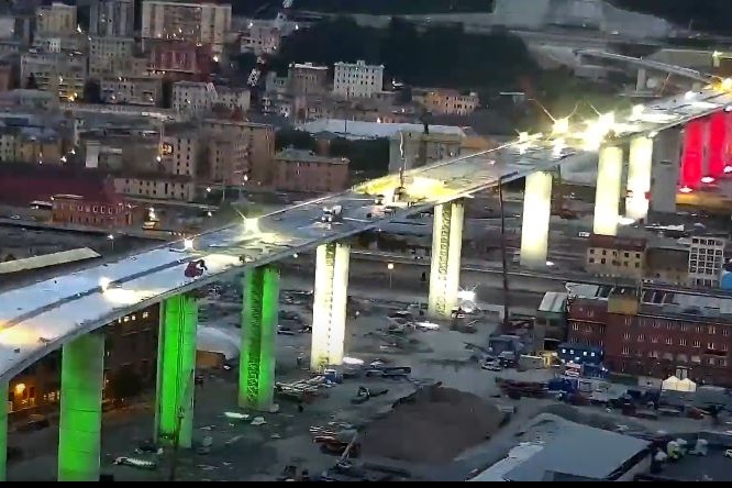 Ponte San Giorgio, l’idiozia italica del selfie