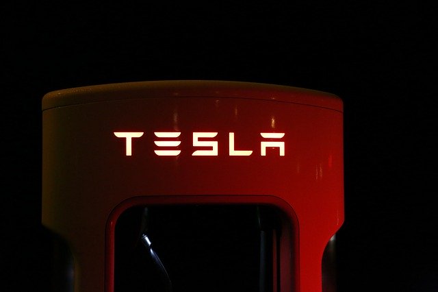 Tesla entra nell’indice S&P500, il valore cresce ancora