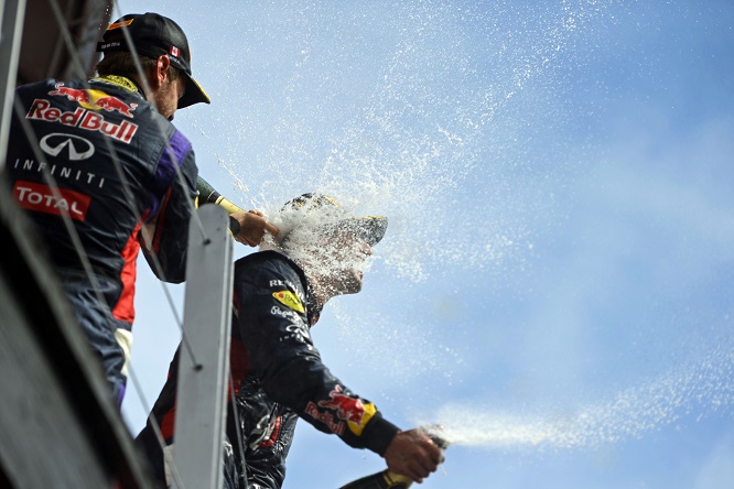 La prima vittoria di Ricciardo: “Seb mi stava affogando nello champagne”