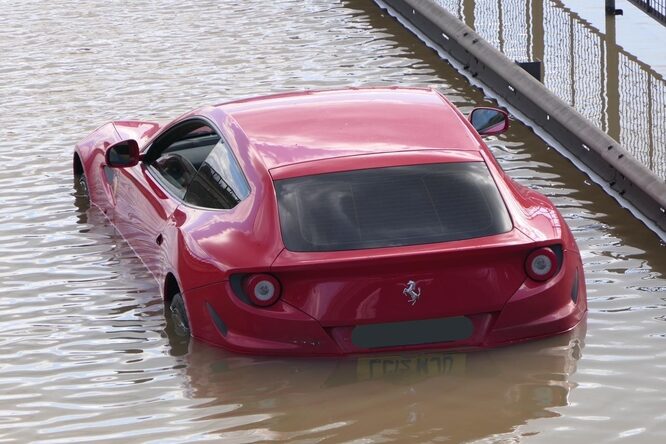 Una Ferrari FF finisce sott’acqua a Londra