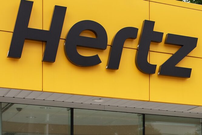 Hertz, flotta elettrica: ordinate 100.000 Tesla