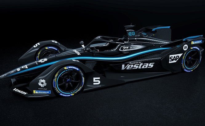 Mercedes si tinge di nero anche in Formula E