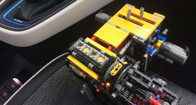 Renault E-Tech, la gamma ibrida nasce dai Lego
