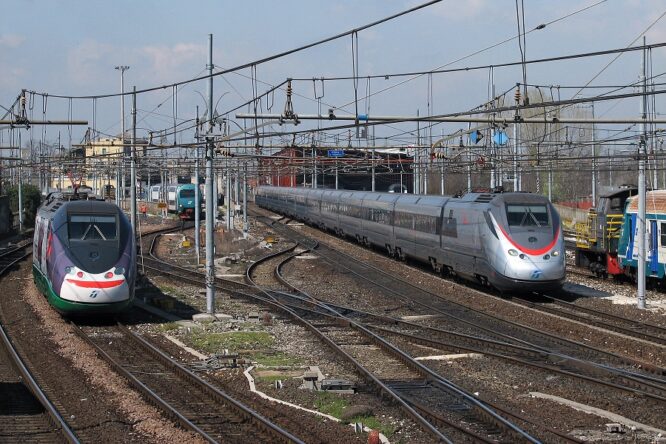 Caos treni: distanziamento sì, distanziamento no