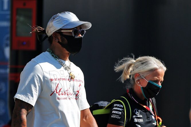 Hamilton punzecchia la Ferrari sul razzismo