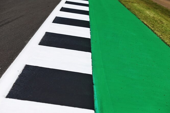 Silverstone, track limits alla Copse e a Stowe