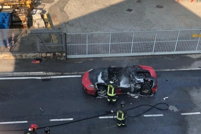 Ferrari F430 appena acquistata prende fuoco