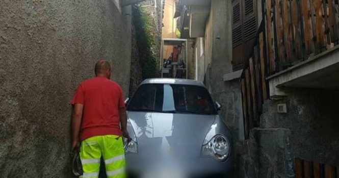 Cerca un ristorante e si incastra in un vicolo con la Porsche