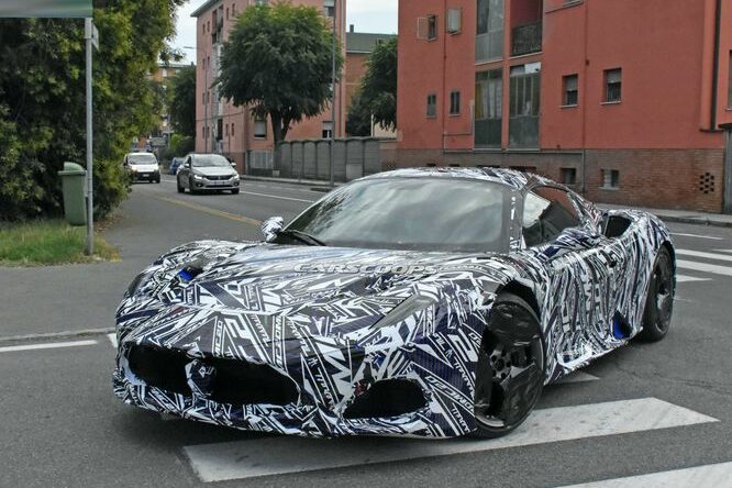 Maserati, test a Modena per la MC20 mascherata