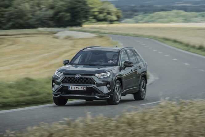 Toyota RAV4, consumi bassi per l’ibrida plug-in