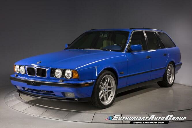 BMW M5 E34 Touring, mosca bianca in Blu Santorini