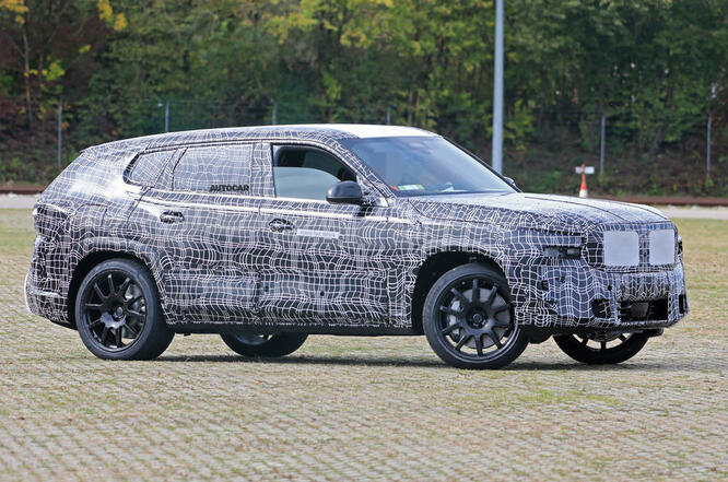 BMW X8, le foto spia del nuovo super SUV dell’elica