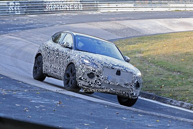 Jaguar E-Pace restyling, prime foto spia al Nurburgring