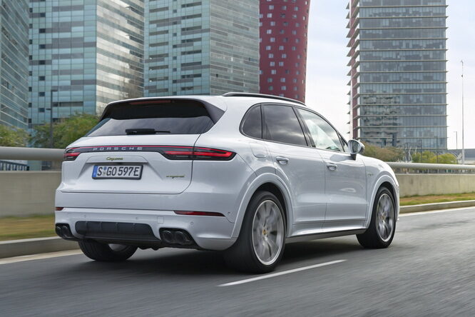 Porsche, nuove batterie per Cayenne E-Hybrid